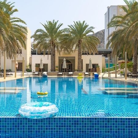 Sheraton Oman Hotel Muskat Bagian luar foto The swimming pool at the Jumeirah Beach Hotel