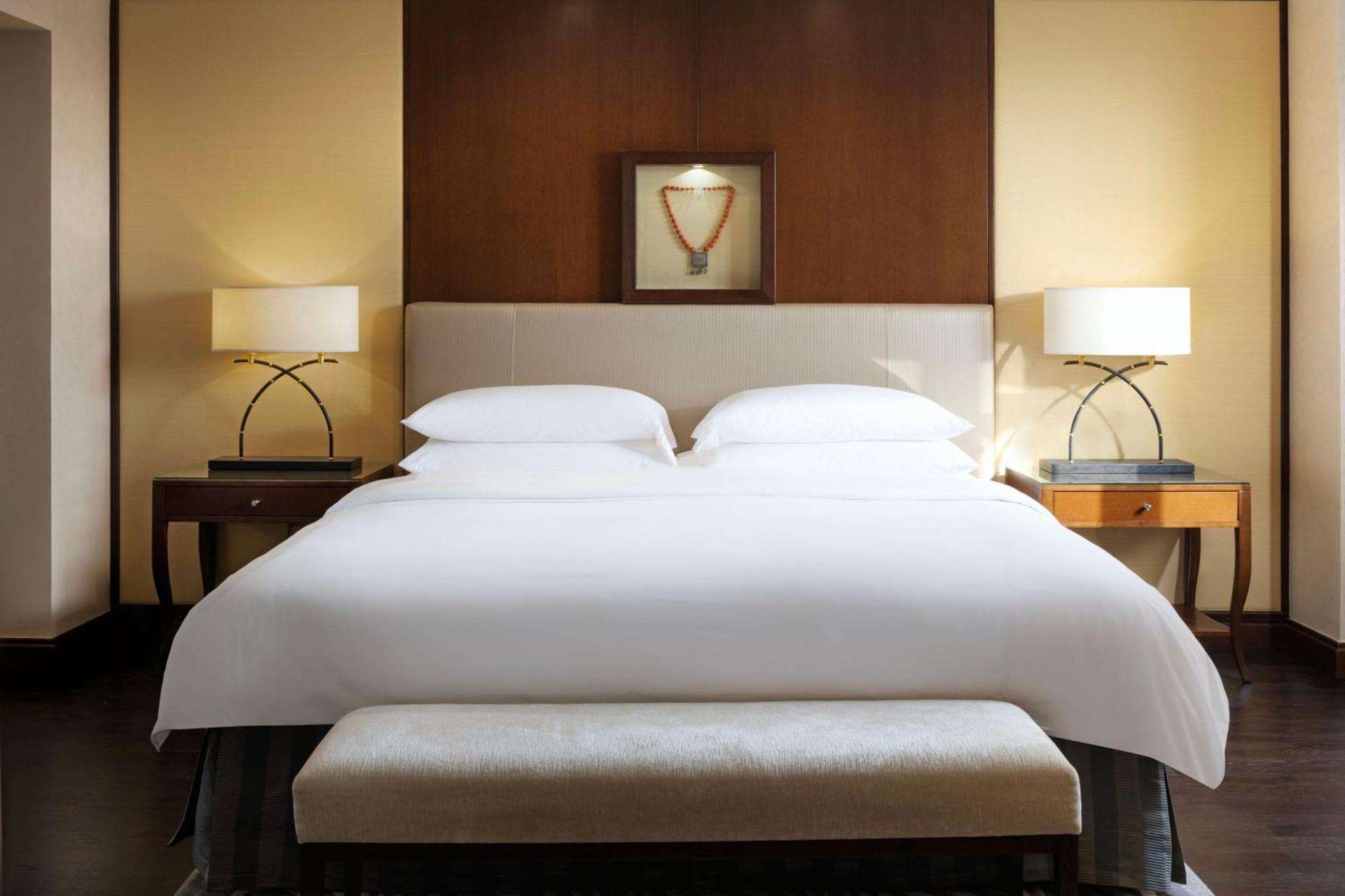 Sheraton Oman Hotel Muskat Bagian luar foto A bedroom at the Four Seasons Hotel, New York