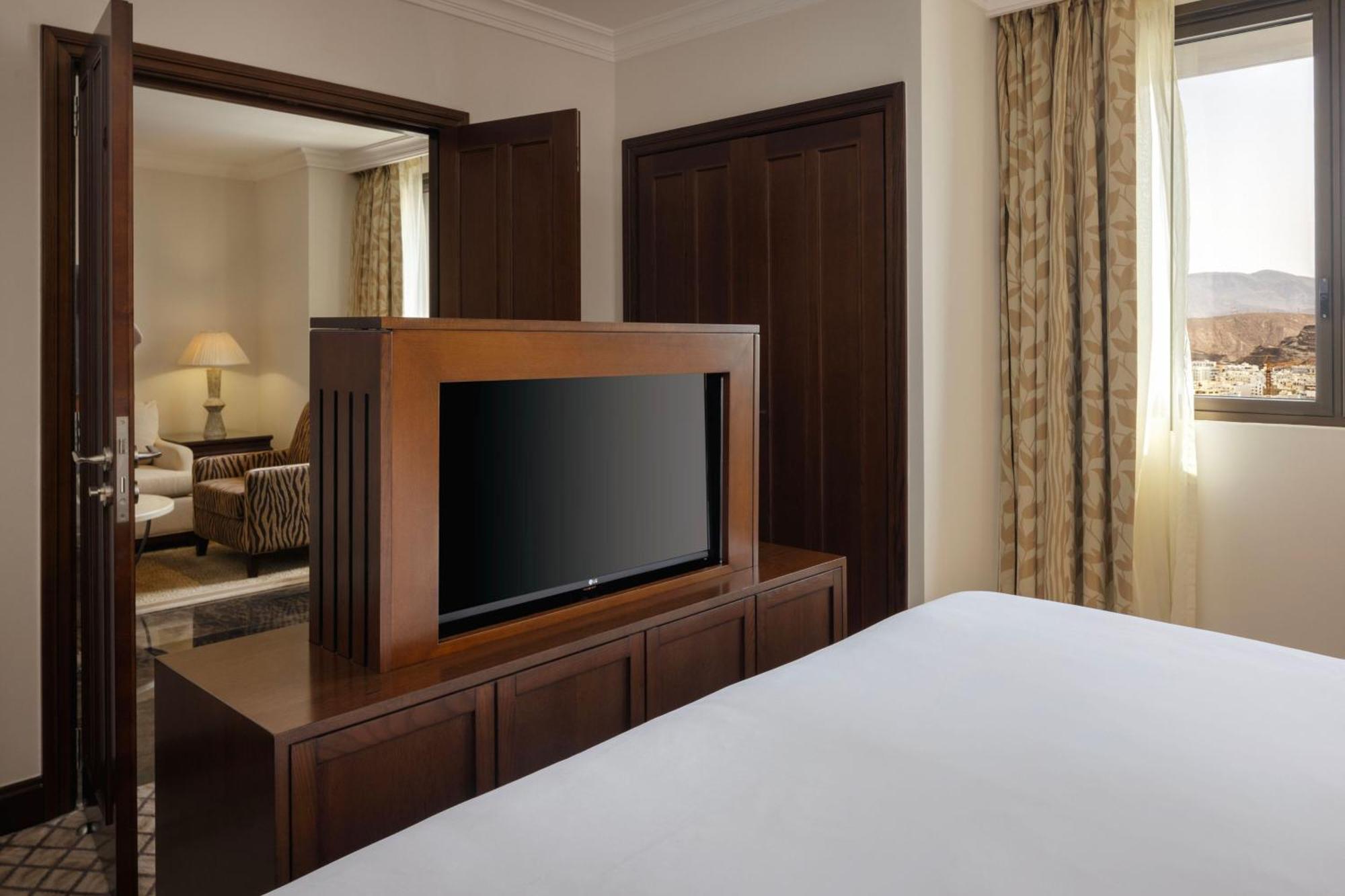 Sheraton Oman Hotel Muskat Bagian luar foto A television in a hotel room