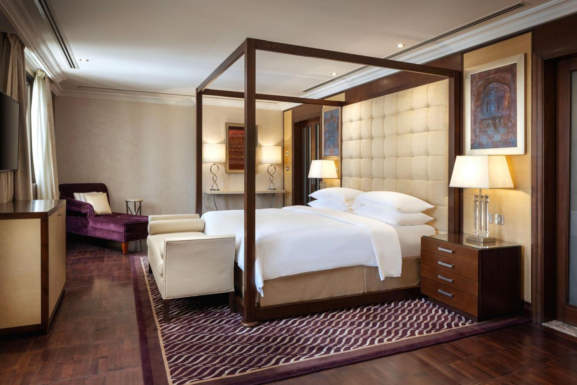 Sheraton Oman Hotel Muskat Bagian luar foto A bedroom at the hotel