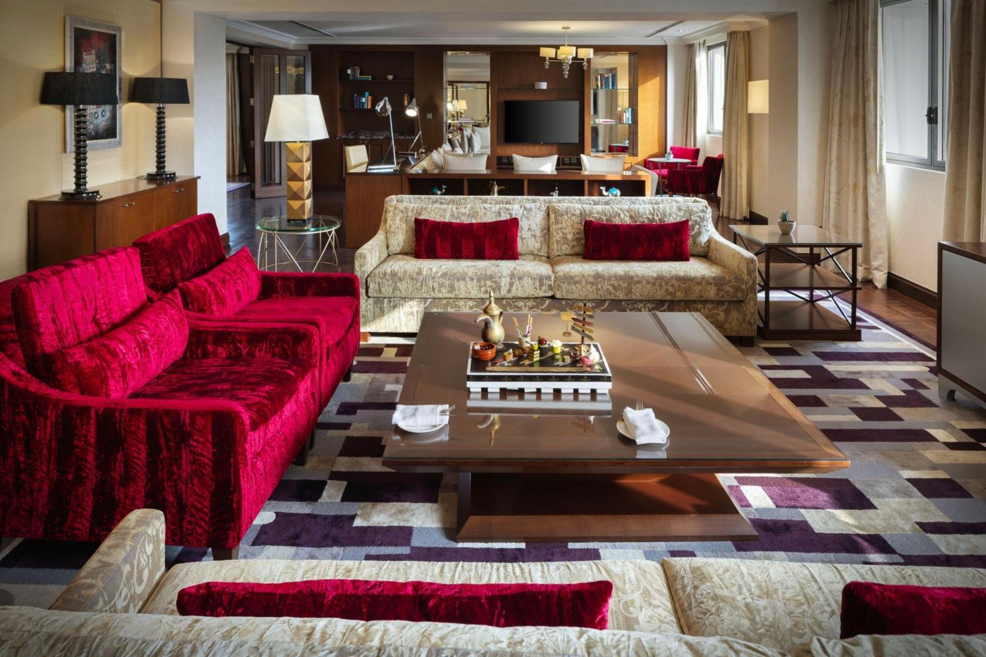 Sheraton Oman Hotel Muskat Bagian luar foto The living room of a suite at the Mandarin Oriental, Munich