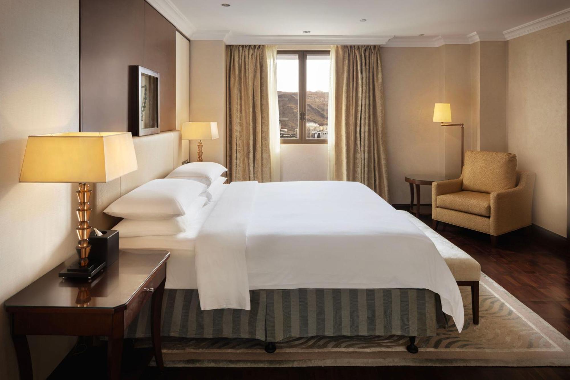 Sheraton Oman Hotel Muskat Bagian luar foto A bedroom at the hotel