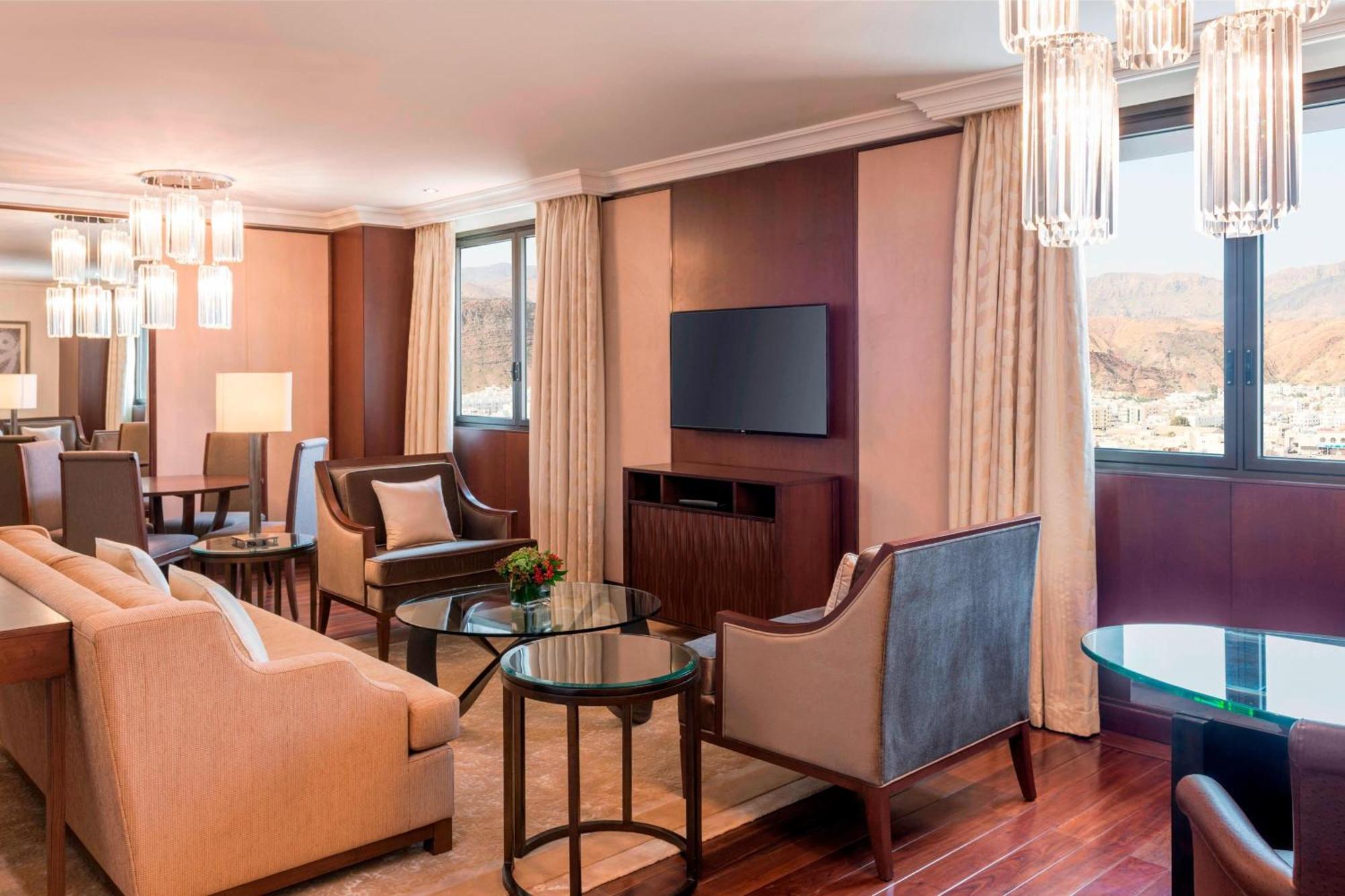 Sheraton Oman Hotel Muskat Bagian luar foto A suite at the hotel