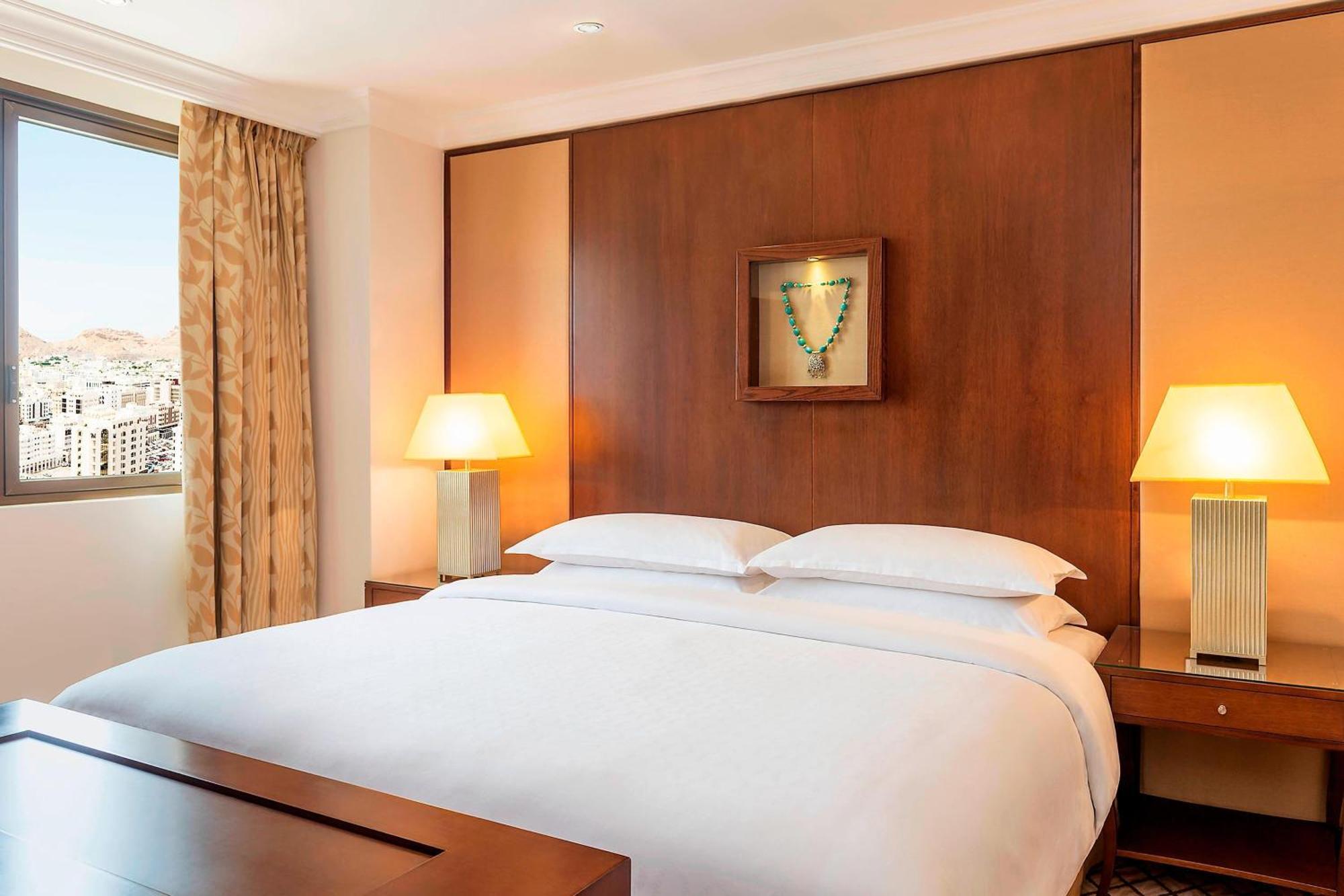 Sheraton Oman Hotel Muskat Bagian luar foto A bedroom at the hotel
