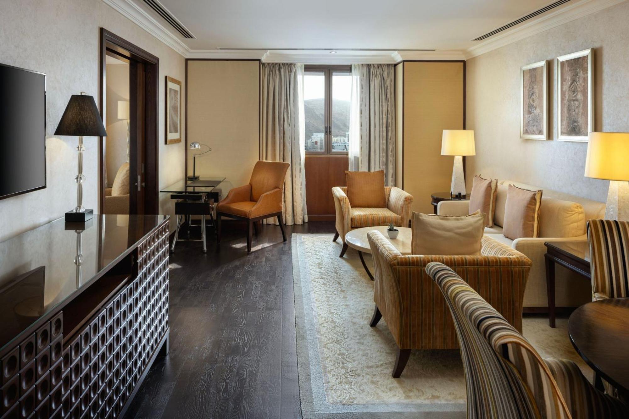 Sheraton Oman Hotel Muskat Bagian luar foto The living room of a suite at the Mandarin Oriental, London
