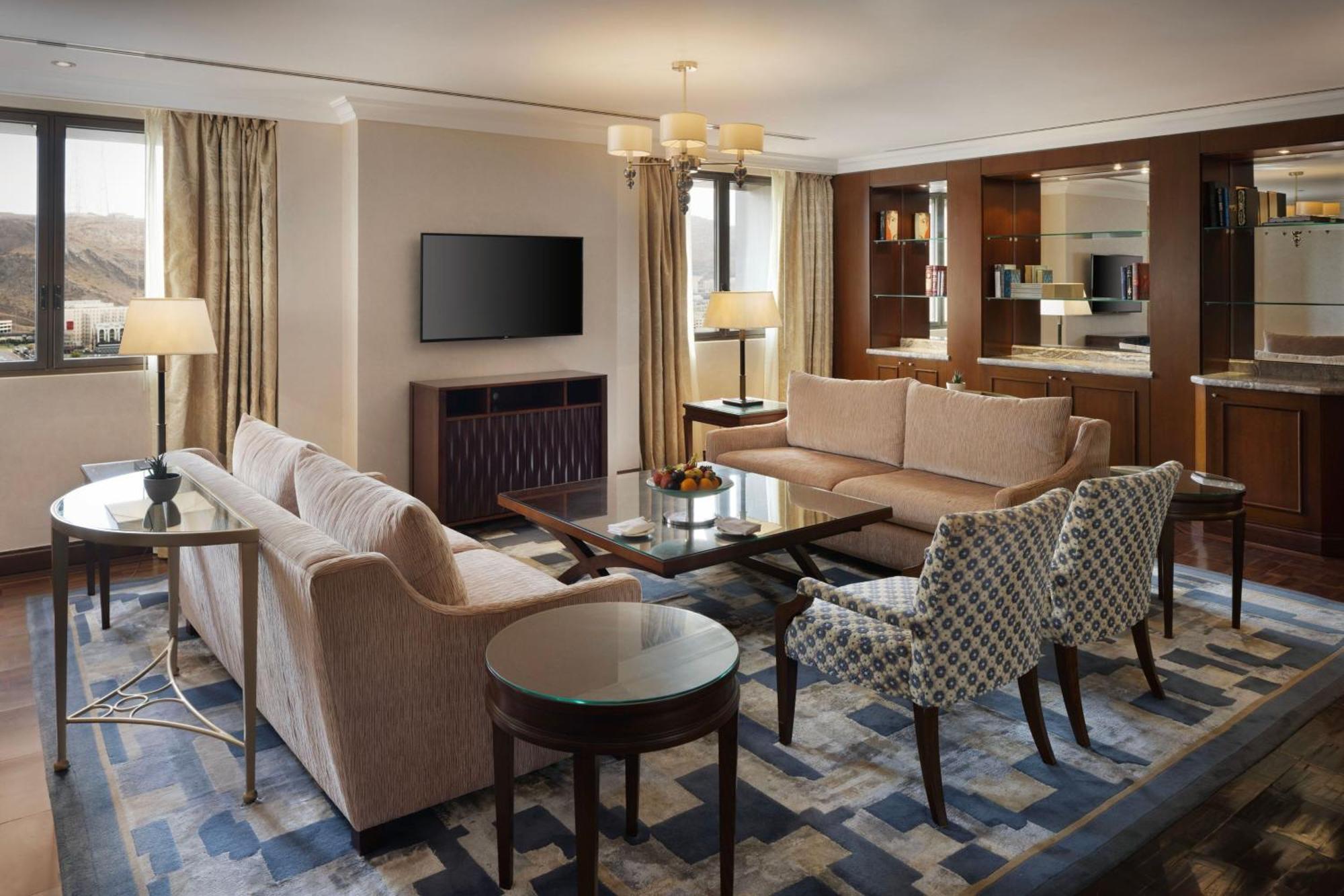 Sheraton Oman Hotel Muskat Bagian luar foto A living room at the hotel