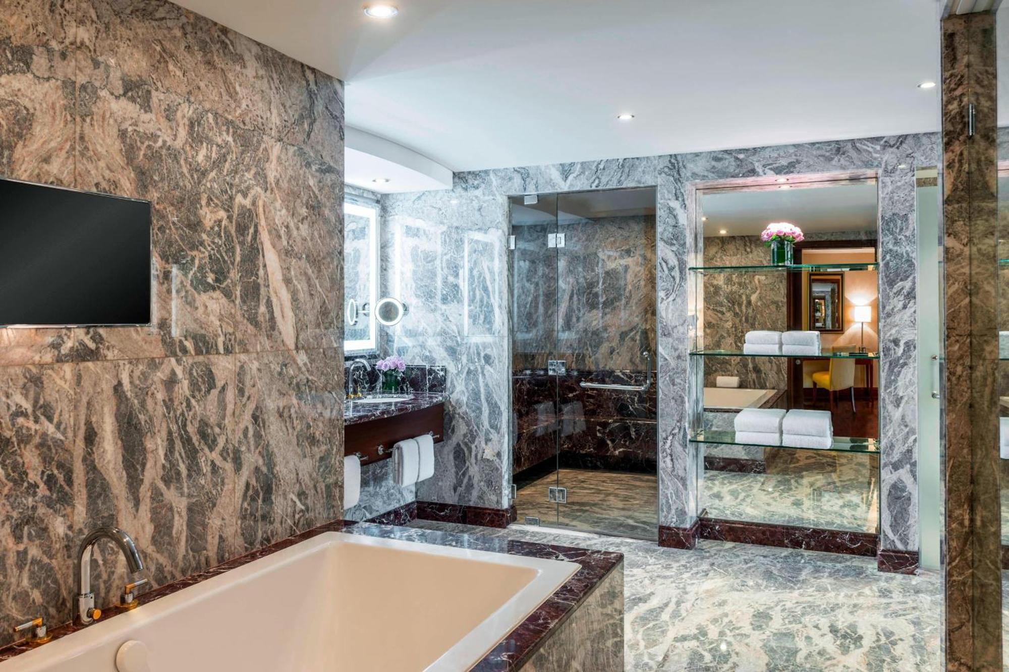 Sheraton Oman Hotel Muskat Bagian luar foto Bathroom