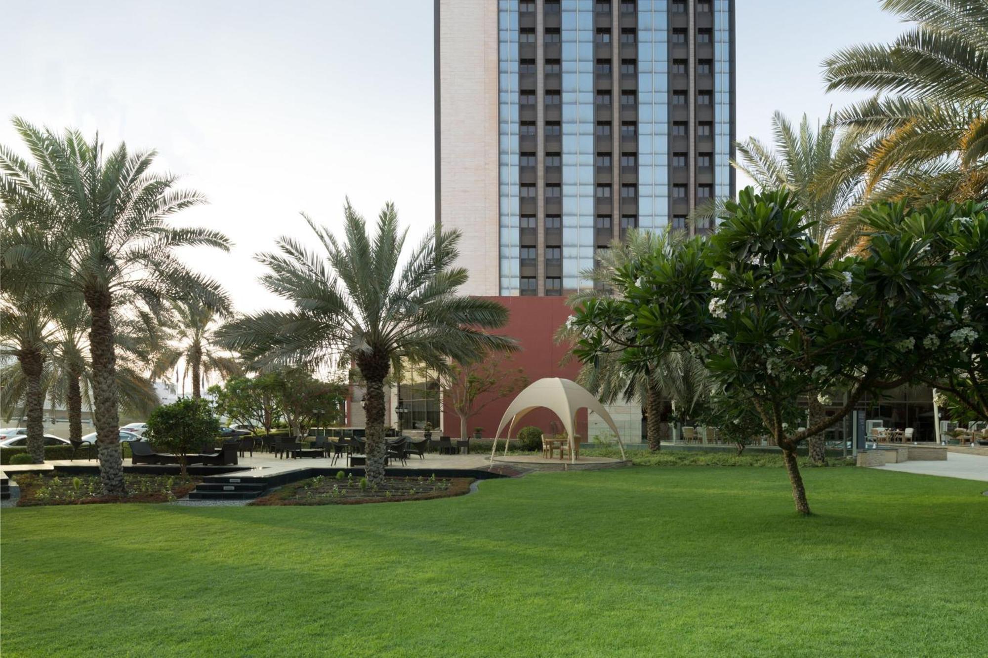 Sheraton Oman Hotel Muskat Bagian luar foto University Campus