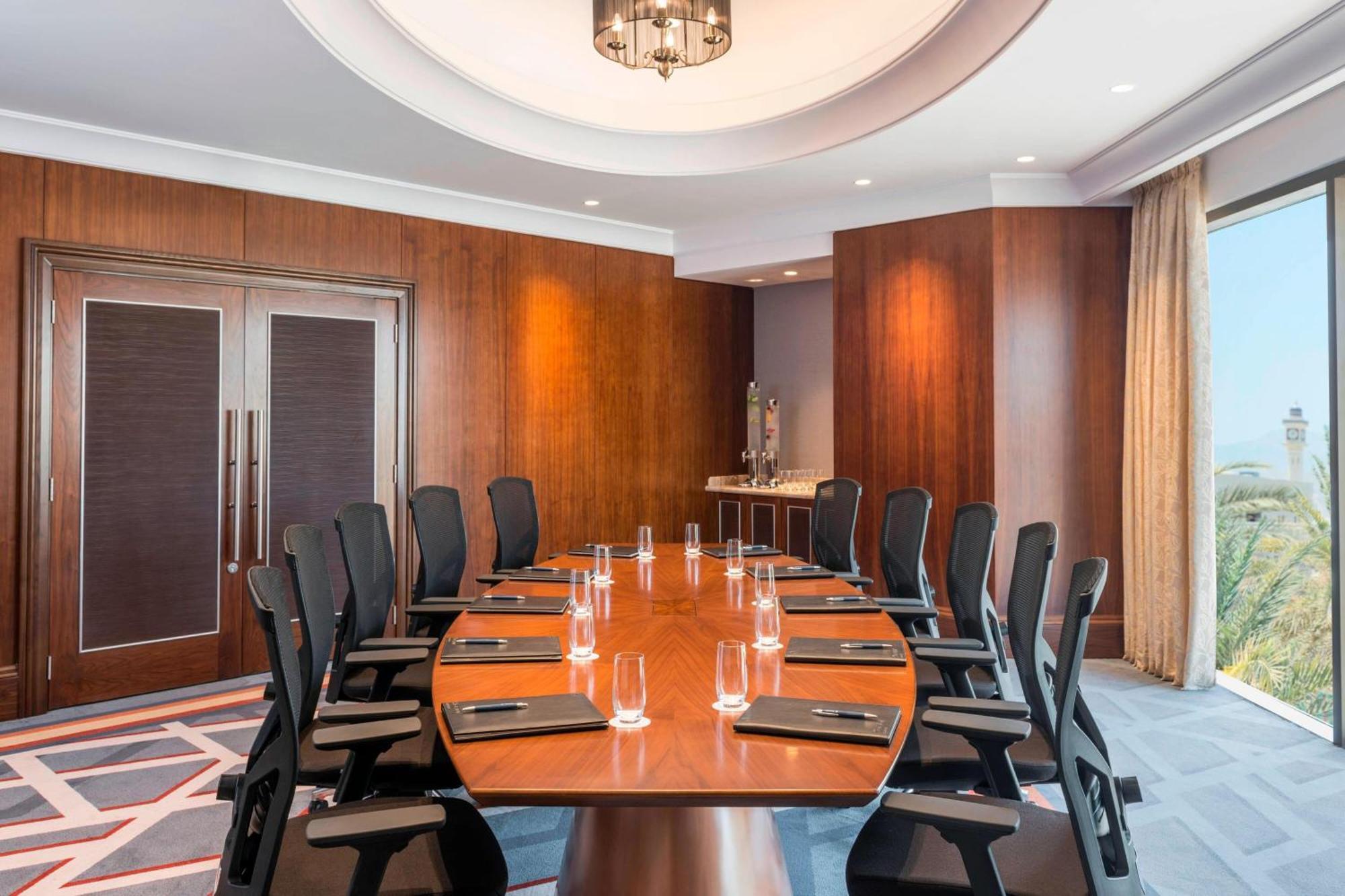 Sheraton Oman Hotel Muskat Bagian luar foto Boardroom
