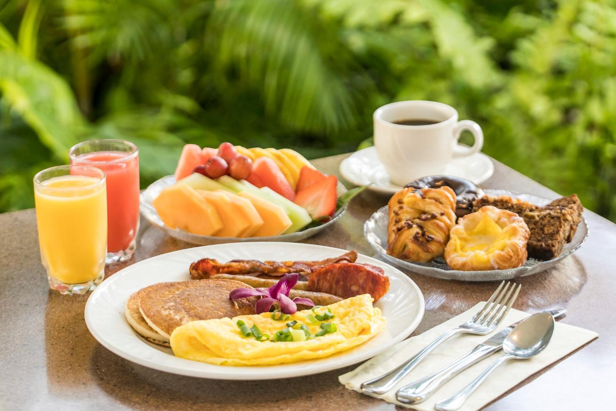 Sheraton Oman Hotel Muskat Bagian luar foto A typical American breakfast